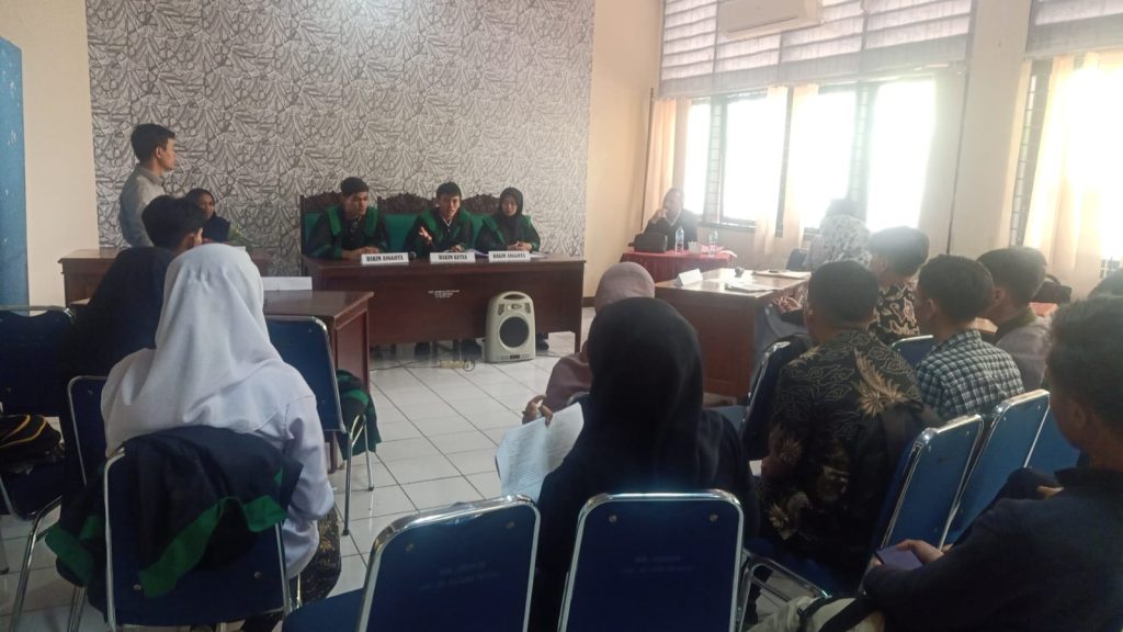 PRAKTEK PERADILAN-Para mahasiswa serius mengikuti praktek peradilan semu di Fakultas Syari’ah UIN Imam Bonjol Padang, beberapa hari lalu