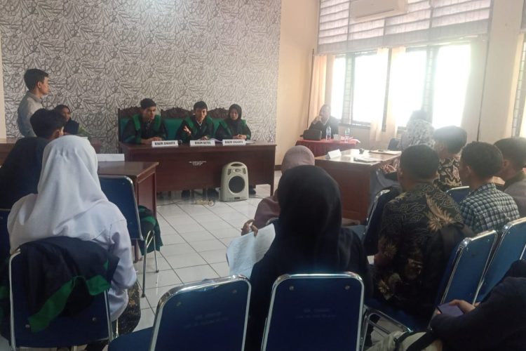 PRAKTEK PERADILAN-Para mahasiswa serius mengikuti praktek peradilan semu di Fakultas Syari’ah UIN Imam Bonjol Padang, beberapa hari lalu