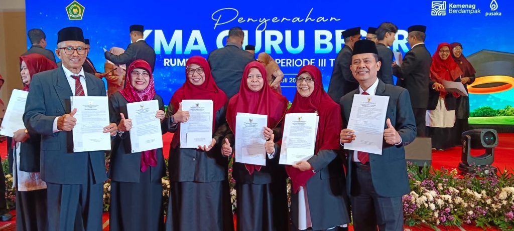6 Guru Besar Rumpun Agama UIN Imam Bonjol Padang Terima SK Menag